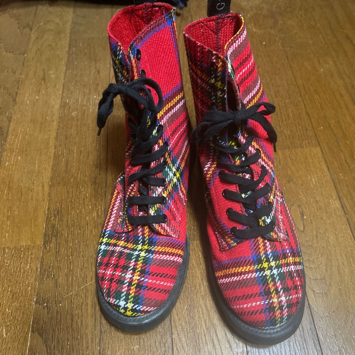 イングランド製ジョージコックス 10ホールブーツ666ドクターマーチン赤タータンチェックパンクラフィンノーズ拍卖