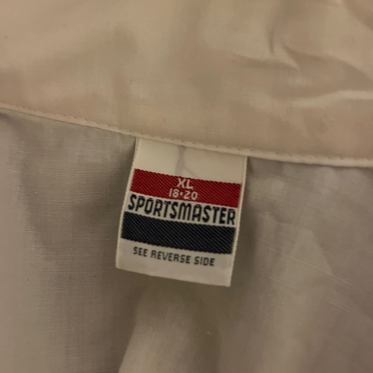 ビンテージ70〜80s ホワイトポリエステル&コットンブルゾン 左胸にワンポイント刺繍 バックペイントプリント 肩幅45CM 着丈61CM かわいい拍卖