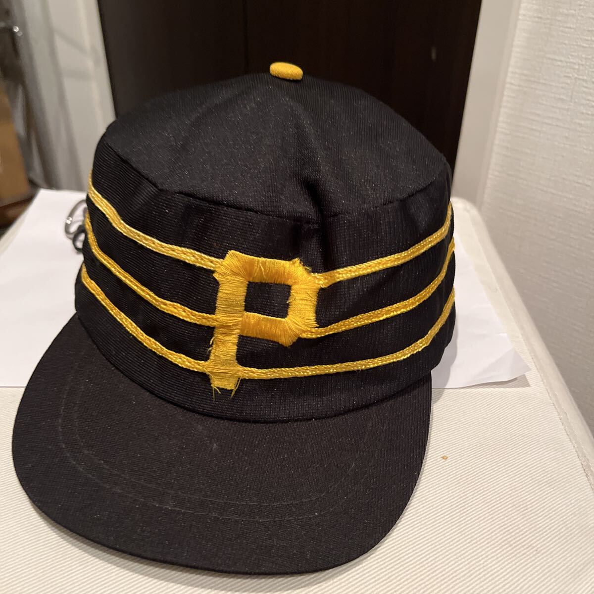 今に無い刺繍モデル・ビンテージ・パイレーツベースボールキャップ インタレスティングかわいい 調節ベルト欠損品・普通に着用OK 59〜62CM拍卖