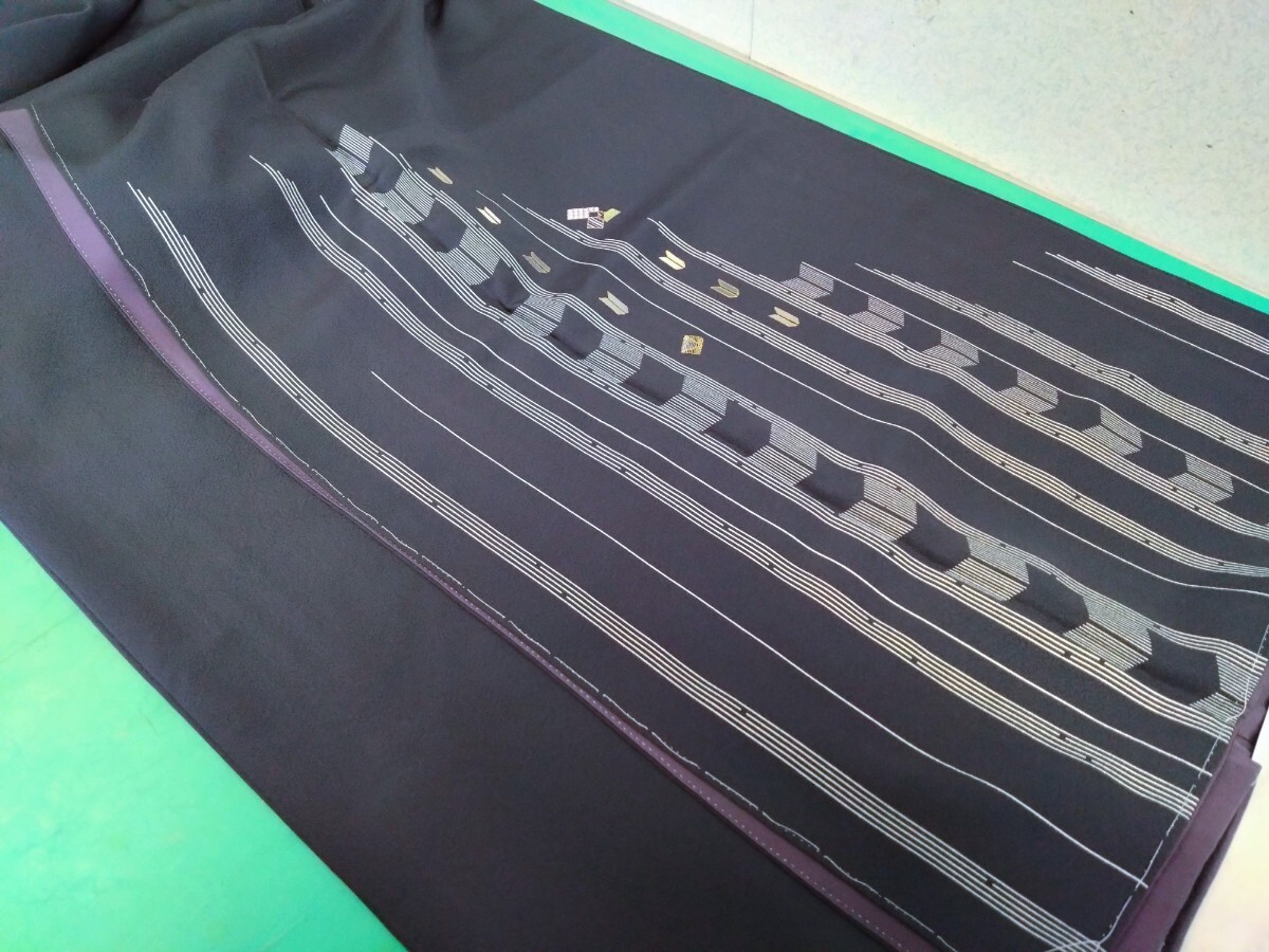 ● 完全 未使用品 高級 【丹後ちりめん/峰山練】丹後 ちりめん 縮緬 正絹 着物 鉄色 白線 矢柄 訪問着 しつけ糸付 すこやかガード加工済 ③拍卖
