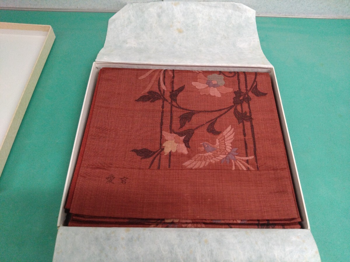 ●24【愛宕/香与満宇礼輪奈】箱入り 未使用 未仕立て 紬地 唐草花鳥紋 袋帯 大和撫子 赤茶系 レンガ色 お太鼓 帯 保管品 ③拍卖
