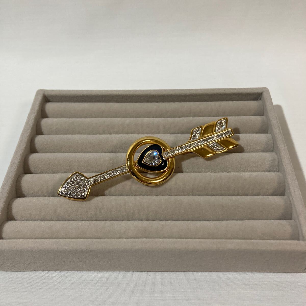 Leilian レリアン アローモチーフ ラインストーン ブローチ 28g拍卖