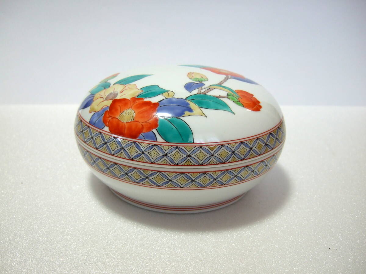 人間国宝 十四代 酒井田柿右衛門 濁手 椿地文 蓋物 陶筥 / 有田焼 菓子器 茶道具拍卖