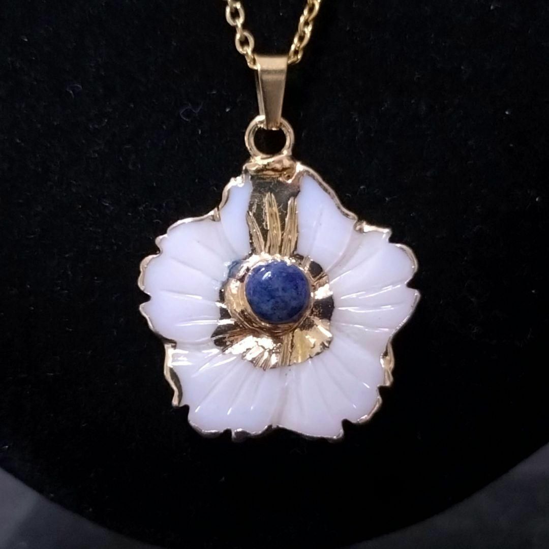 春待ち マザーオブパールの桜の花とラピスラズリ、鍍金のネックレス セレモニー ランダム拍卖