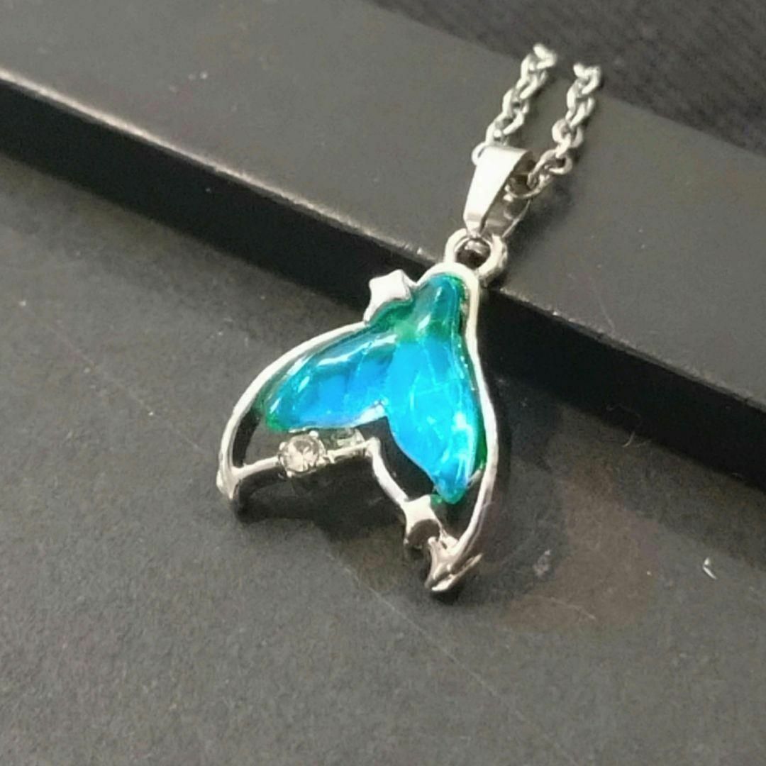 水面のようにキラキラ輝くブルークリスタルのマーメイドテールネックレス拍卖