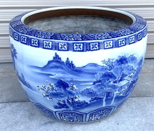 ③ 引取り限定 田川郡香春町 直径44cm 陶磁器 伊万有田焼 染付け 唐草 山水紋 火鉢 古民具 睡蓮鉢 メダカ鉢 ディスプレイ 金魚鉢拍卖