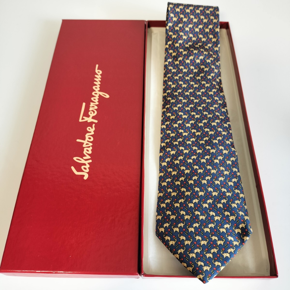 Salvatore Ferragamo(サルヴァトーレフェラガモ)ゾウさん鼻に花ネクタイ拍卖