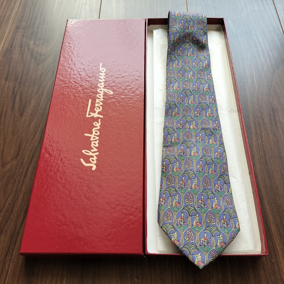 Salvatore Ferragamo(サルヴァトーレフェラガモ)人演奏葉っぱネクタイ拍卖