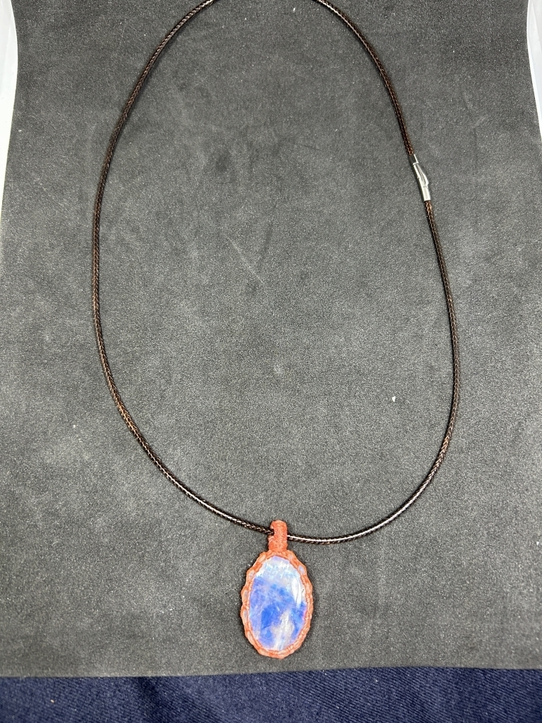 【即決】原石ペンダント レインボームーンストーン 青く光るクリスタル拍卖