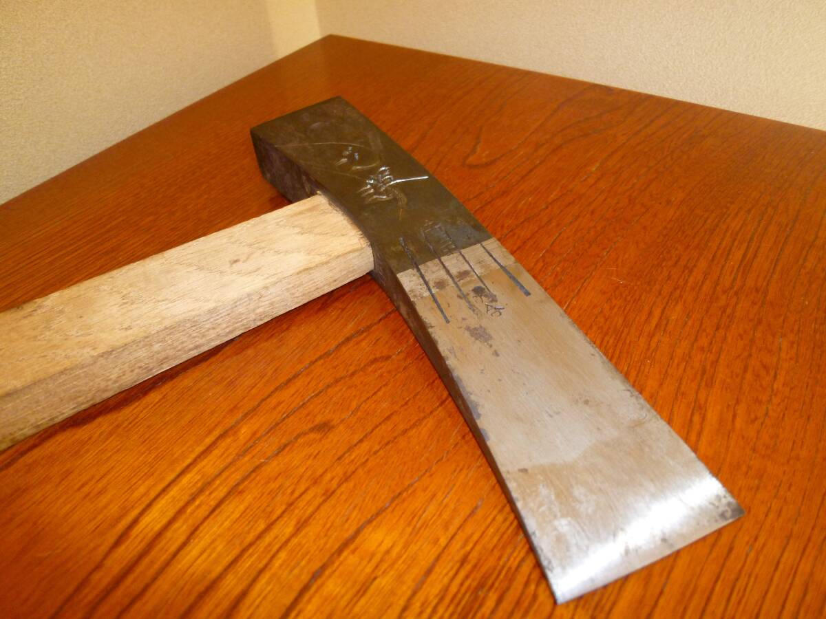 【即決・最高級】土佐刃物斧(柄付き全長50.5㎝刃厚25mm重量1.5Kg)  斧 オノ薪割り 山仕事 斧 林業 大工道具 古道具 特別 古民家 旧家拍卖