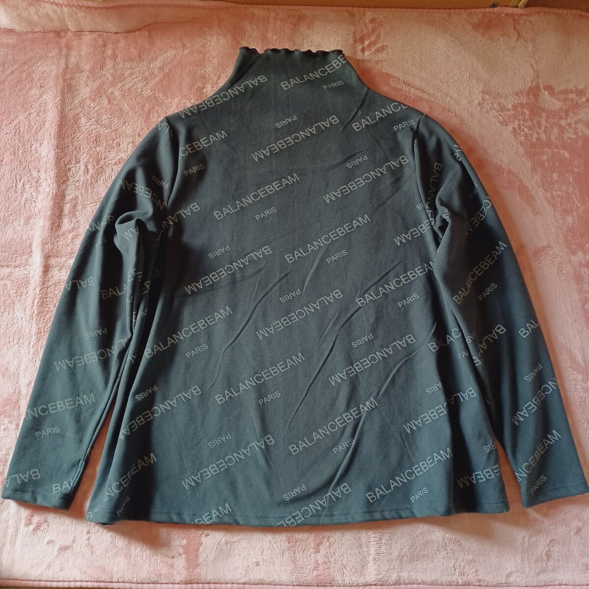 ★グレー斜め英文字ロゴプリント柄☆お洒落ふんわり柔らか軽量♪ゆったり楽チンAライン体型カバー♪暖か裏起毛長袖ハイネック指穴Tシャツ拍卖