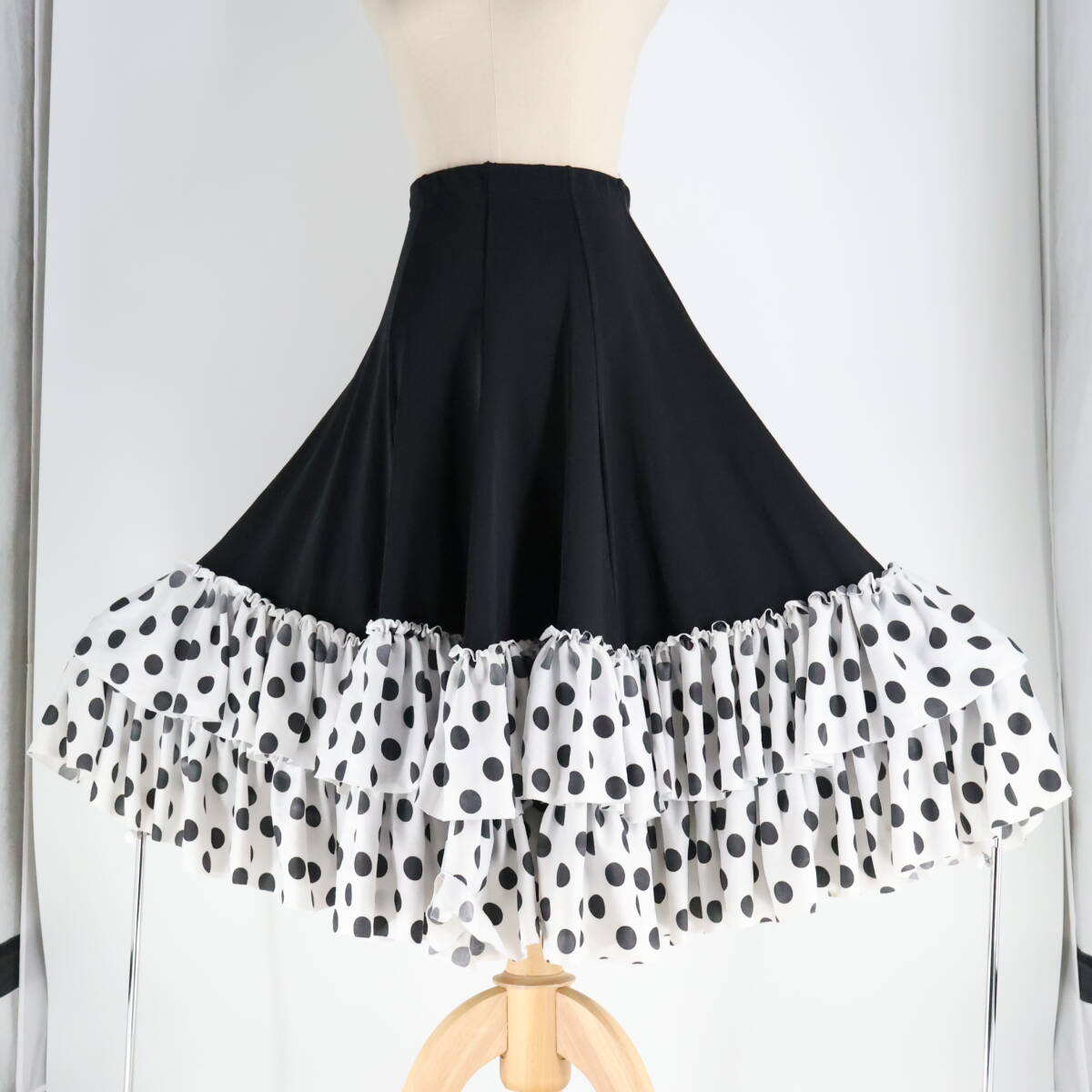 『送料無料』【フラメンコ衣装】ブラック ファルダ ボランテ スカート 黒 水玉 ドット フリル 伸縮 ストレッチ 白 ホワイト 段々 レッスン拍卖