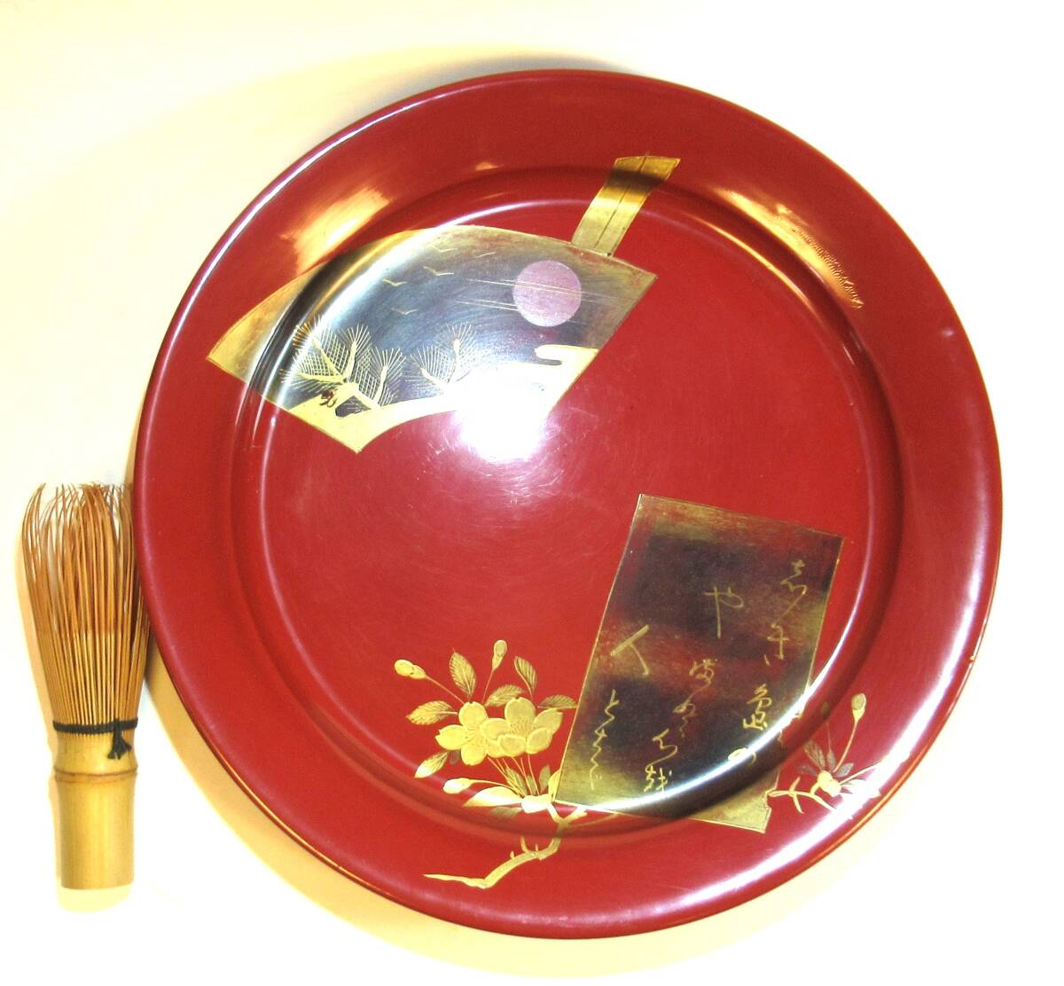 『木製 朱漆塗り桜花蒔絵扇面日の出松蒔絵皿(径24,7㎝) 8寸皿』③兜皿 かぶと盆 江戸~明治 菓子器 菓子盆 拍卖