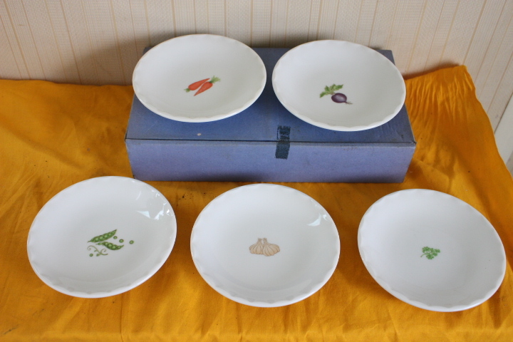 再■ み-754① 銘々皿 5枚 保管品 野菜柄 ※単品約寸)高2cm 直径12cm 重さ120g拍卖
