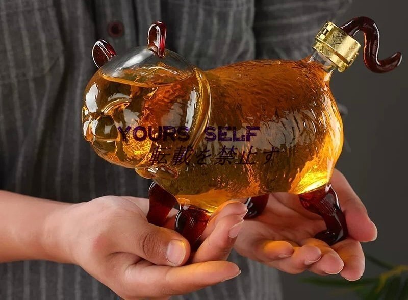 ウイスキーデキャンター 鉛フリーガラスキャットウイスキーボトル 750ML酒デキャンター 密封されたワインストッパー付き ウイスキー拍卖