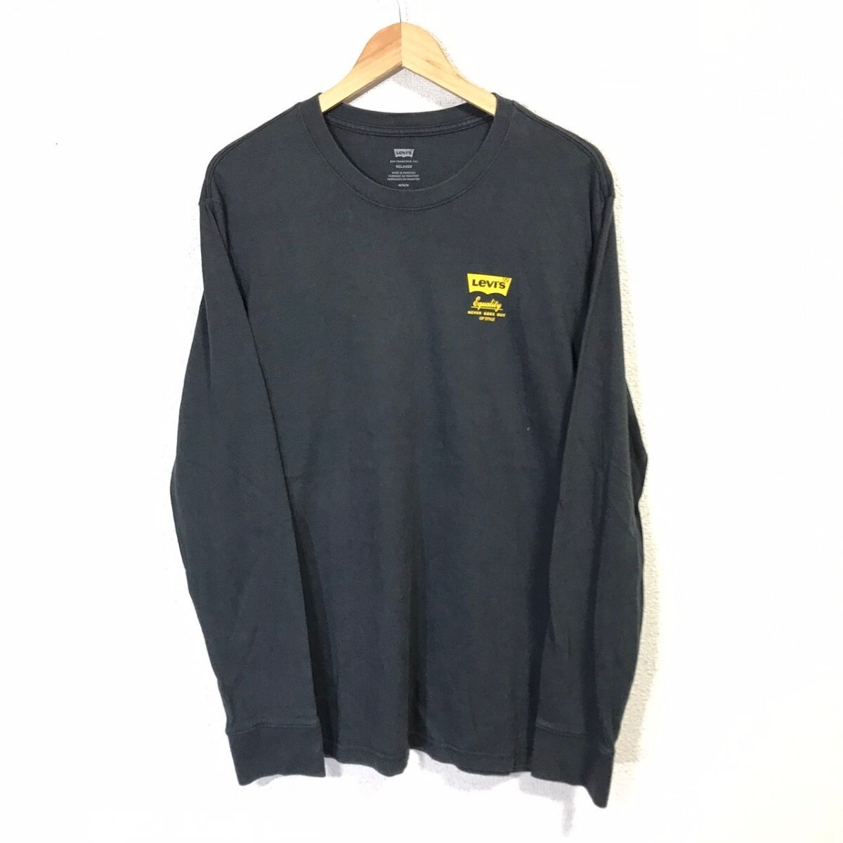 f1420dL Levi's リーバイス サイズM 長袖Tシャツ ロンT カットソー ブラック 黒 プリント メンズ コットン100% アメカジ ロゴ拍卖