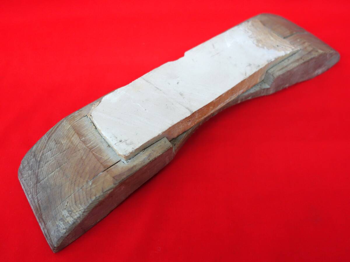 レトロ 古道具 本職 職人 プロ *台付高級合成砥石 白色 *木製台座 重量1.01kg *古物 古道具 高級砥石 仕上砥石 砥石 といし拍卖