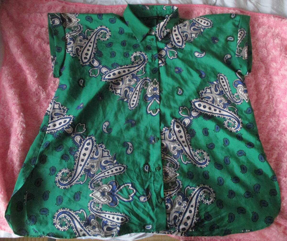 中古品やや使用感ありZARA濃い緑色のエキゾチックな柄のフレンチスリーブ半袖シャツSサイズですが大きめ拍卖