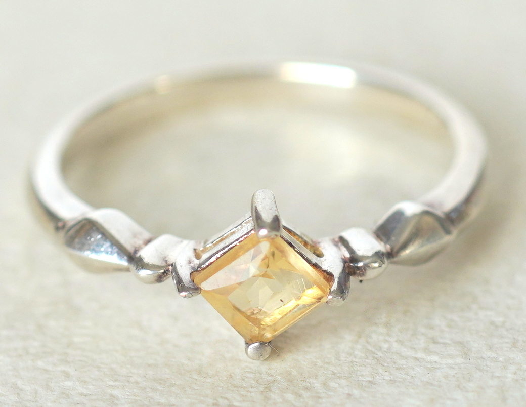 シルバー925製 シトリン風淡いイエローの石付きリング 約11号拍卖