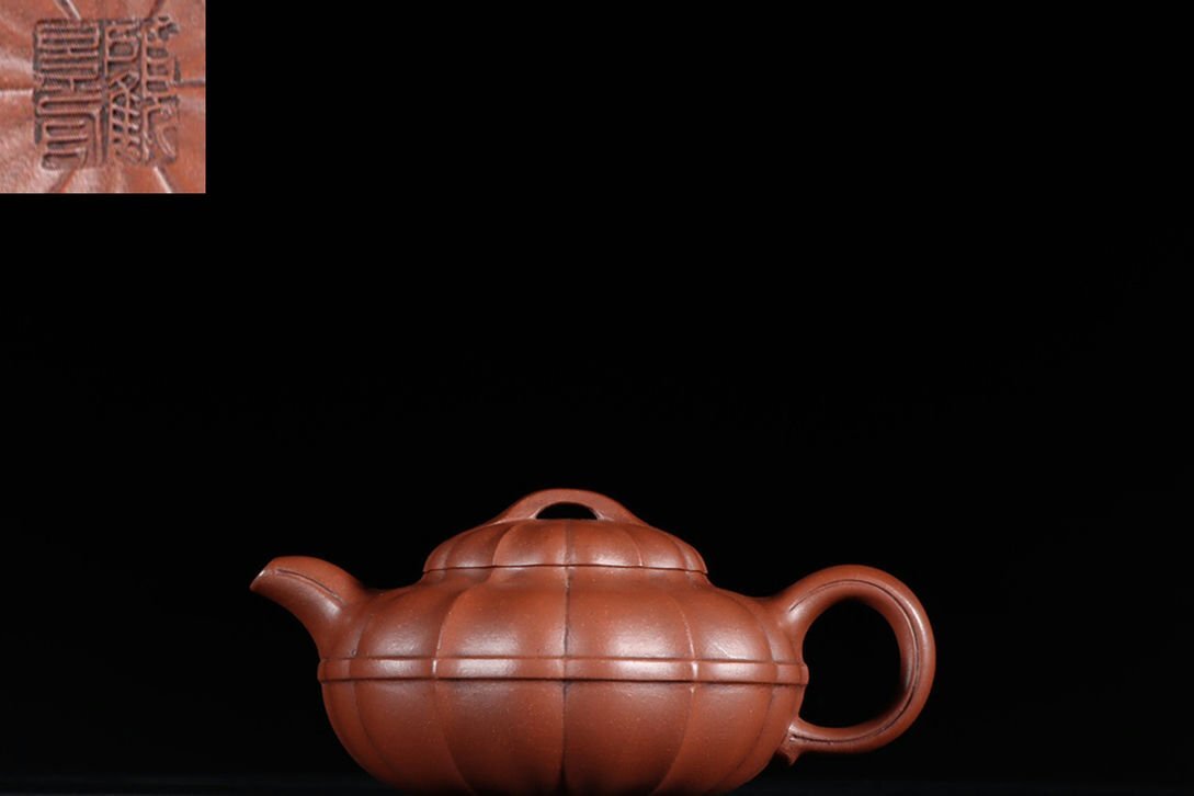 ▼渡鶴羽▼P259時代朱泥 筋紋腰線紫砂壺 顧景舟 在銘 /紫砂 煎茶道具 朱泥 茶壺拍卖