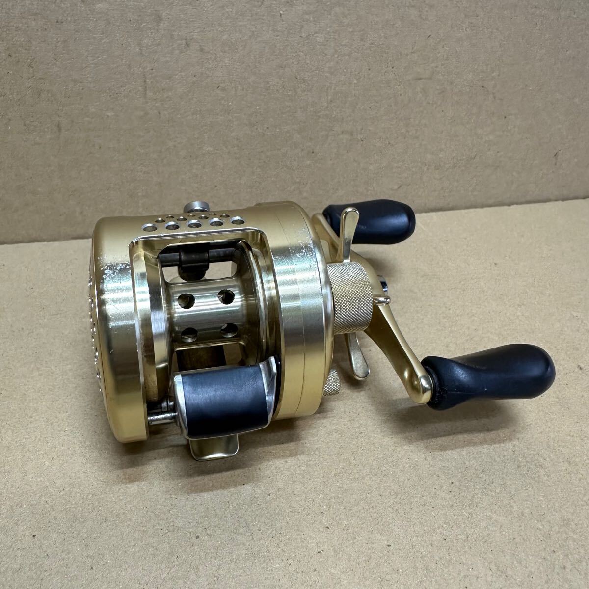 SHIMANO シマノ カルカッタコンクエスト200 ベイトリール 右巻き 実働品 拍卖