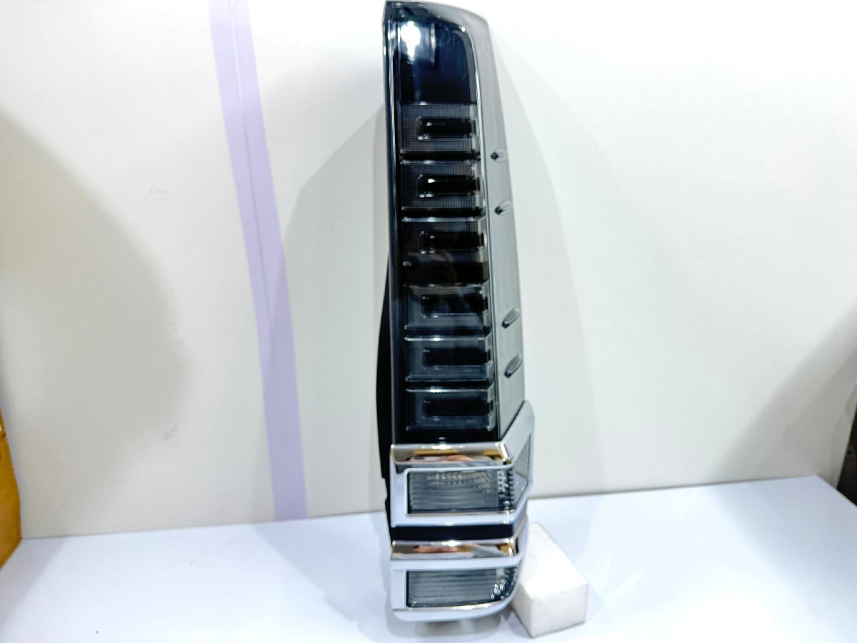 ヴォクシー ZRR80/ZWR80 後期 純正テールライト 右 KOITO28-243 (Z10-92)拍卖
