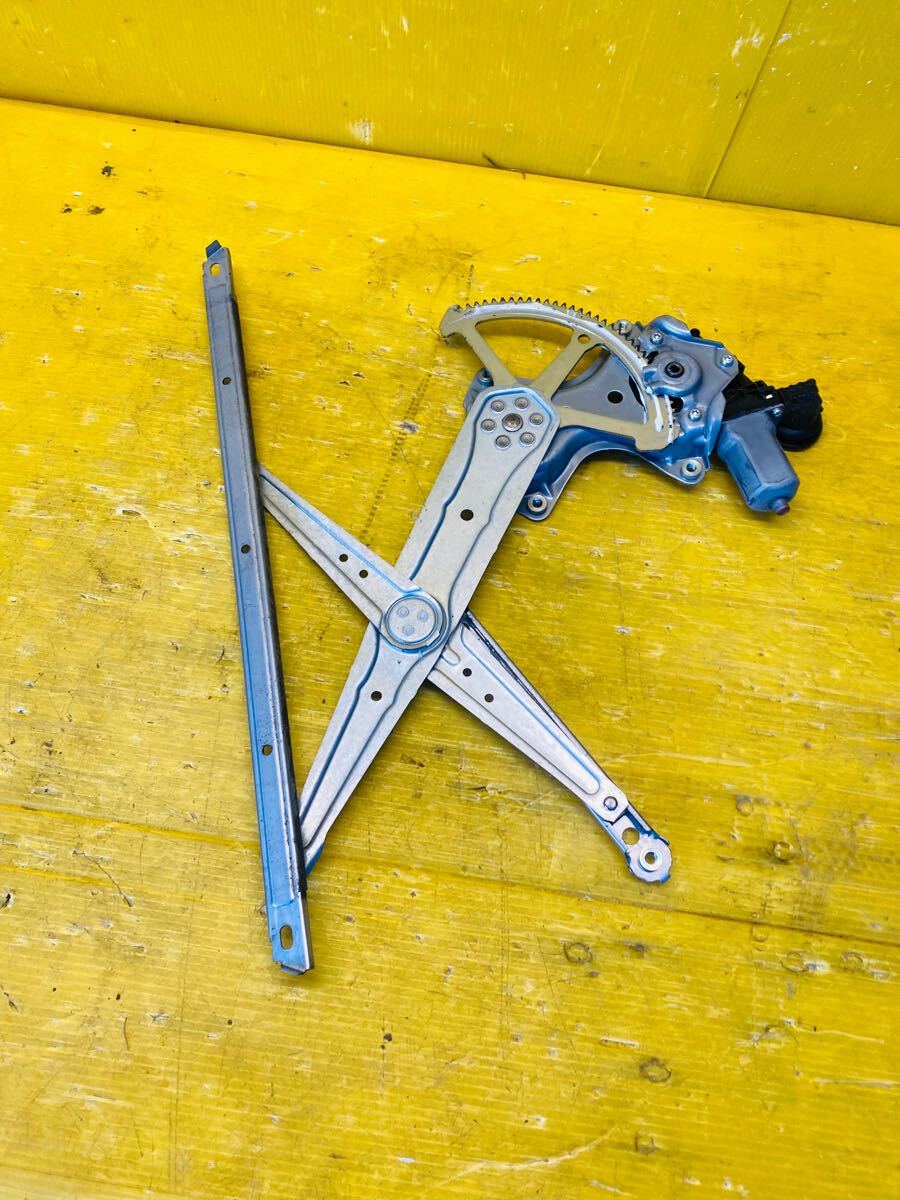 (43051) トヨタ アクア NHP10 後期 左フロントドアーレギュレーター 送料は1680円(北海道/沖縄県はお問い合わせください)拍卖