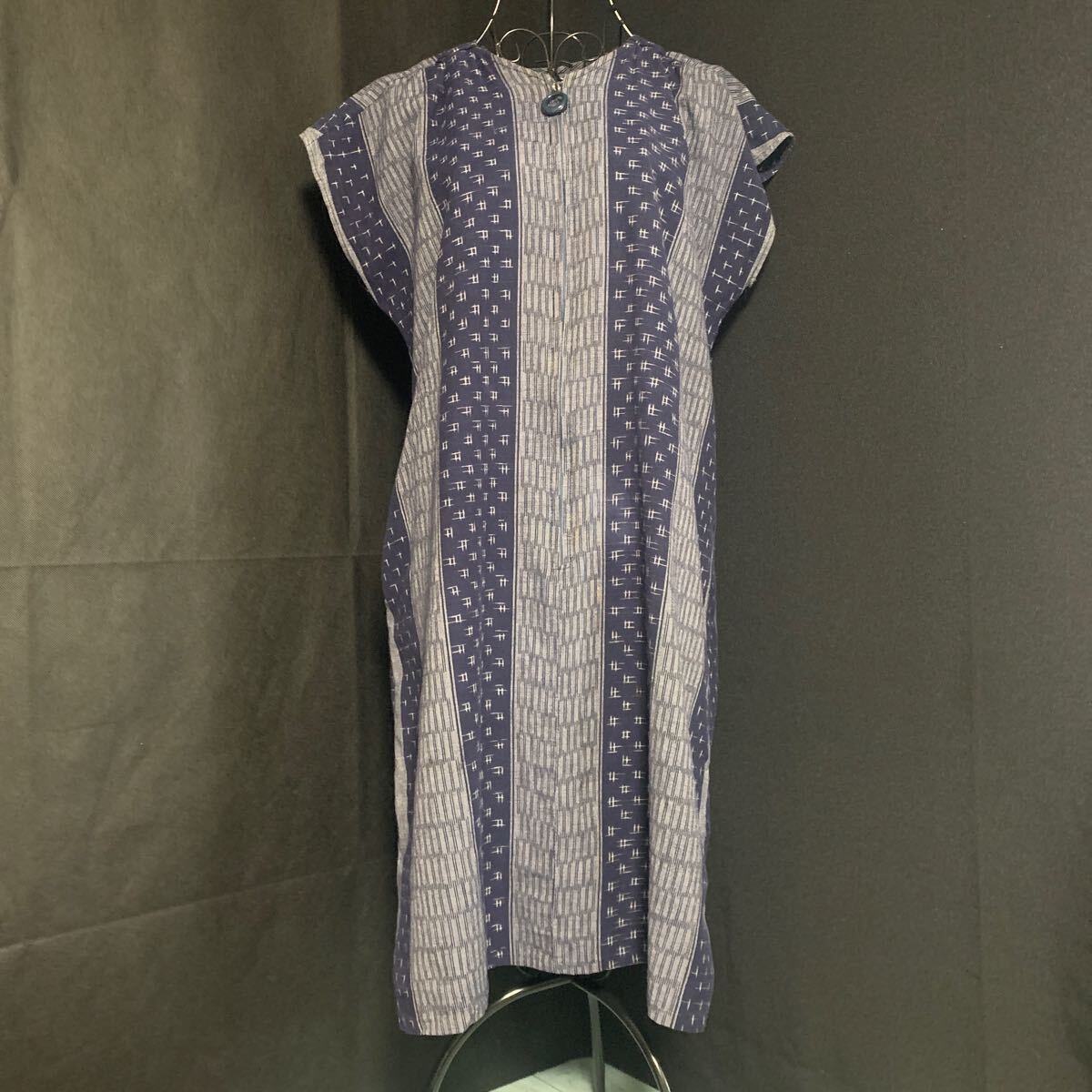 ☆ワンピース ノンスリーブ スモーク 藍染 生地 刺し子 リメイク素材 ハンドメイド 古布 型染め 絣 手作り パッチワーク かすり(A-1235)拍卖