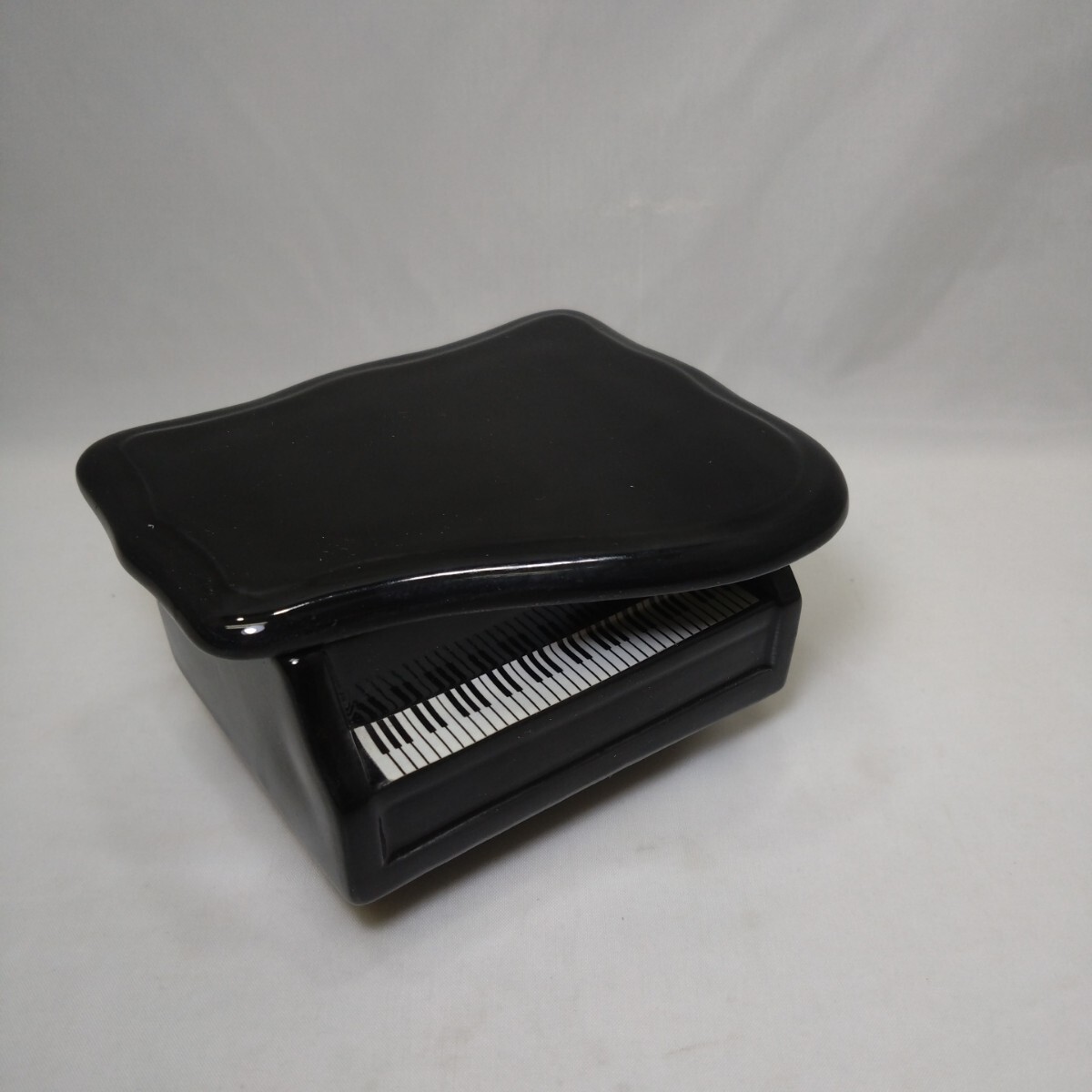 【お洒落な一品】 ピアノ型 小物入れ 陶器製 GOTO PRODUCTS 什器 置物 インテリア拍卖