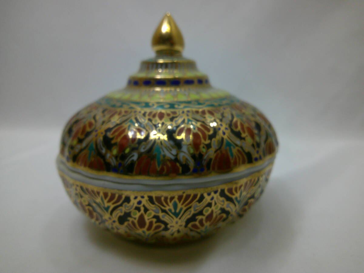 【時代物】 タイ伝統工芸 ベンジャロン焼 金彩 香合 香炉 小物入れ 蓋物 香道具 アンティーク 王室御用達 元箱無し 陶器拍卖