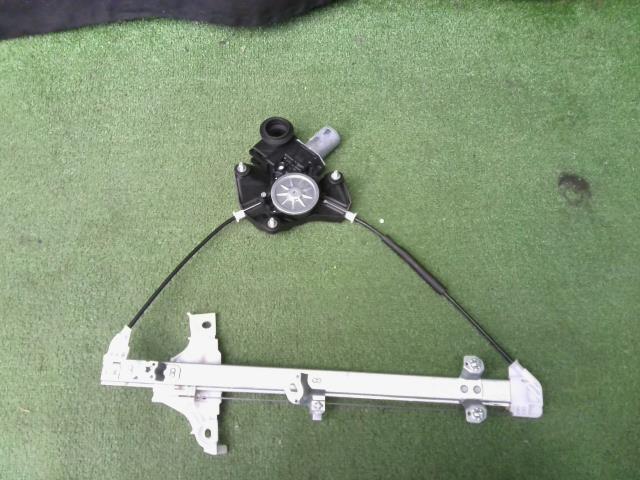 ヤリスクロス 5BA-MXPB10 右Rドアレギュレータ・モーター 69830-52320拍卖