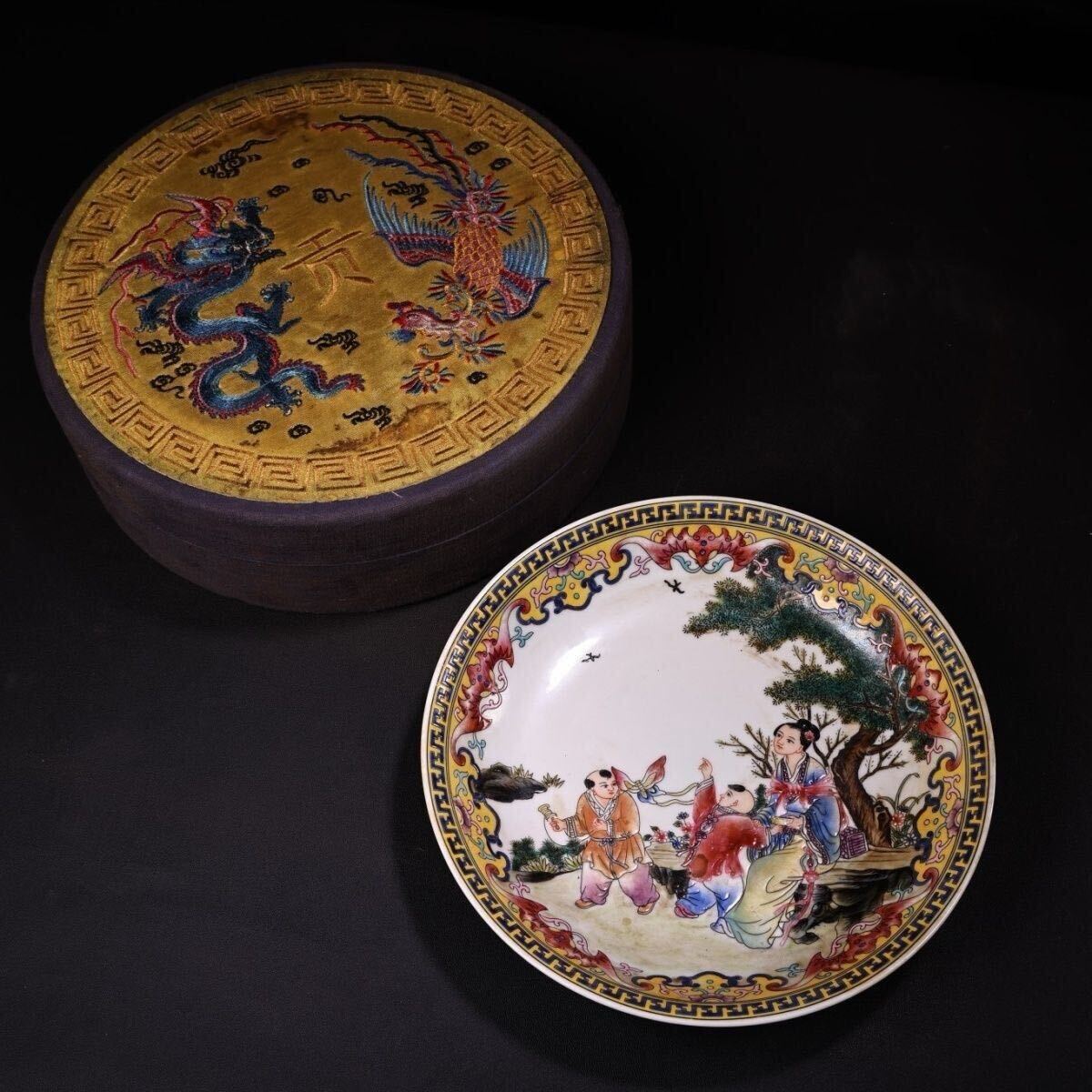 【伝世蔵品】中国古美術 古玩 唐物旧蔵 大清雍正年粉彩開運お皿 刺繍箱付極細工彩描置物擺件 古賞物 風水物 鎮宅 骨董中国骨董 大珍品レア拍卖