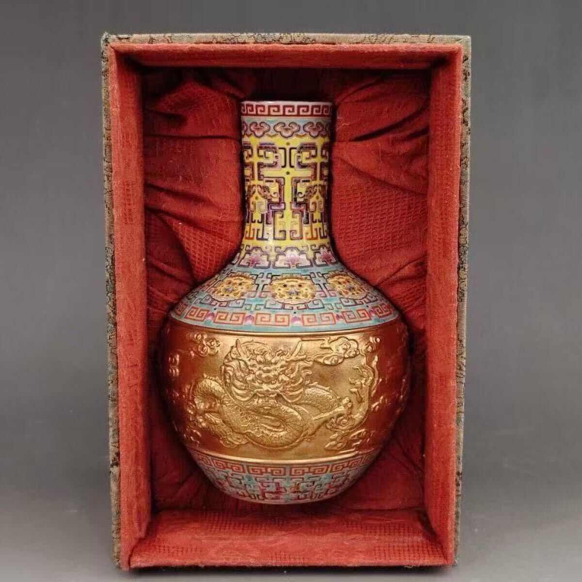 【伝世蔵品】中国古美術 古玩 唐物旧蔵 大清雍正 御製 琺瑯彩絵優雅盤龍古瓶 極細工 置物 骨董品 中国骨董古擺件拍卖