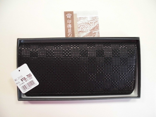 新品 INDEN-YA 長財布 印傳屋上原勇七 黒地黒漆 男 束入 モデルチェンジ 製造中止品 甲州印伝拍卖