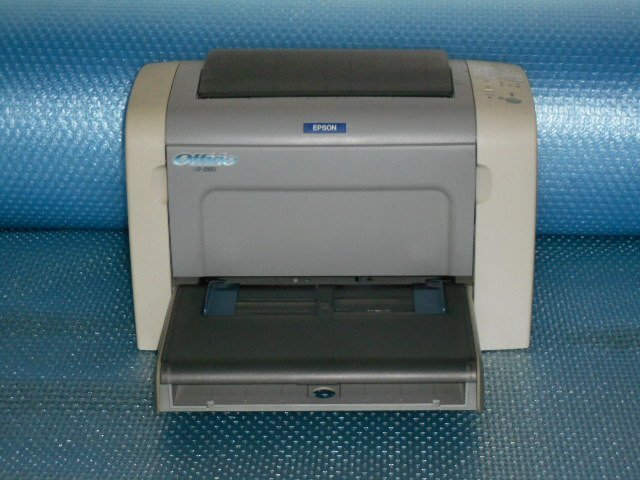 EPSON LP-2500 A4レーザープリンター/印字3000枚/日焼有/カセット前面カバー爪割れのため欠品(赤丸部分・作動に問題無し)拍卖