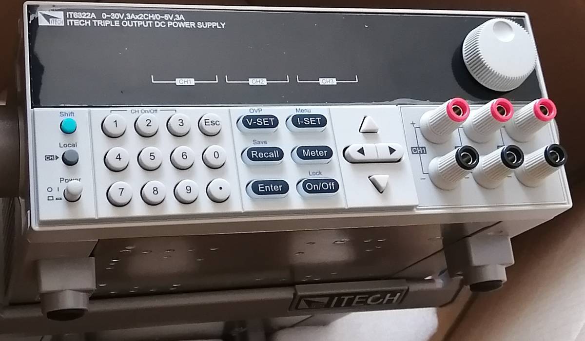 ITECH アイテック 3チャンネル出力直流 安定化電源 CH1とCH2:30V/3A/90W CH3:5V/3A/15W:IT6322A拍卖