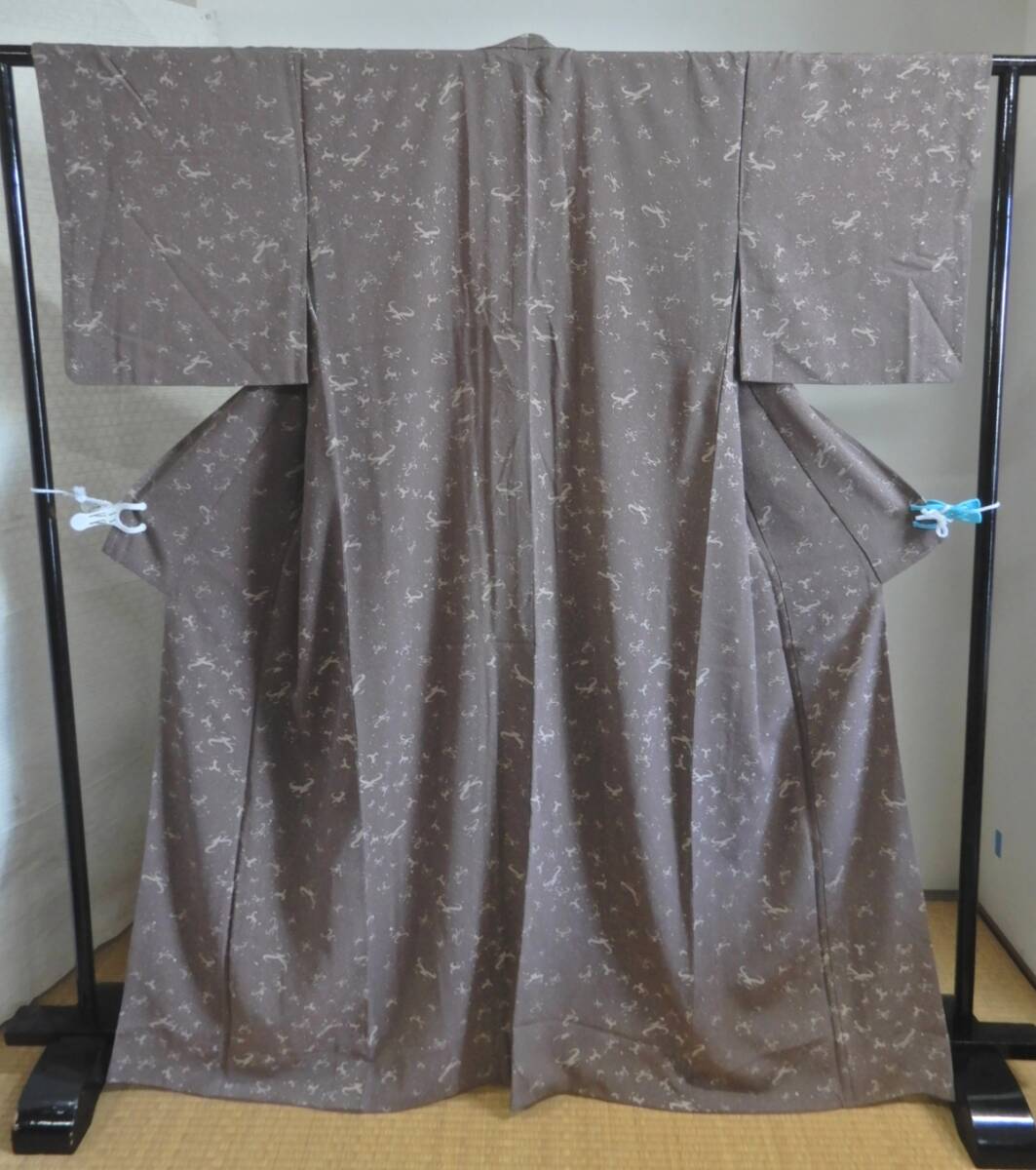 <銀の斧>正絹・’笑う‘の文字のような臈纈染め小紋袷着物・お気軽なお楽しみに・和名 胡桃染色・思わず笑みます。拍卖