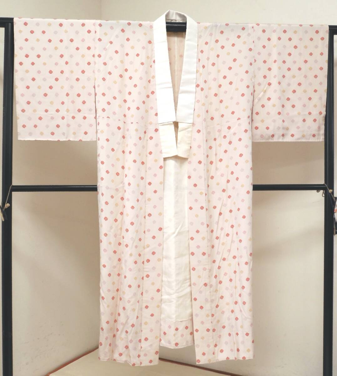 <銀の斧>正絹・単衣仕立長襦袢・袖無双・淡いほのかなピンク色に絞りの文様拍卖