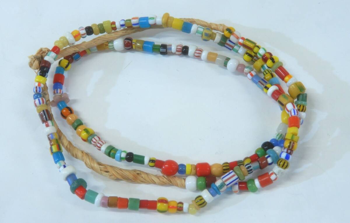 <銀の斧>アフリカクリスマスビーズ・1連・カラフル・鮮やか拍卖
