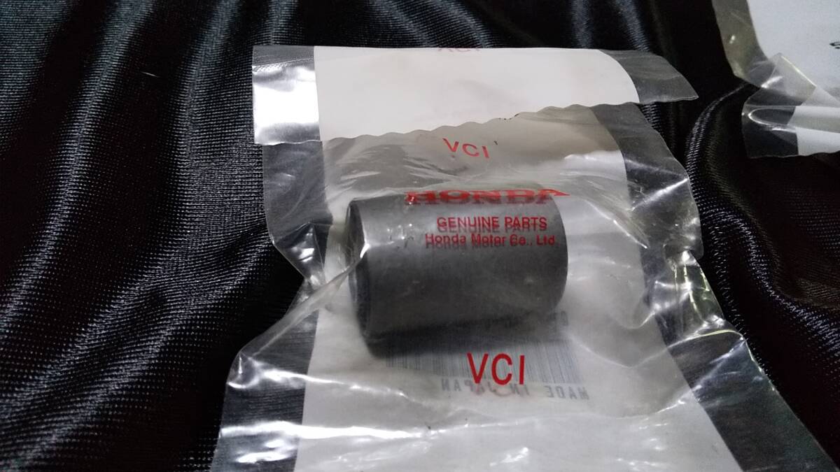 ホンダ純正 スーパーカブ 新品 ブッシュ リヤーフォークピボットラバー 52181-001-300 1個拍卖