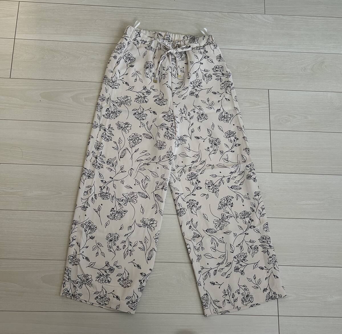 ★NANO universe ナノ・ユニバース ドローイングフラワープリントワイドパンツ サイズF★拍卖