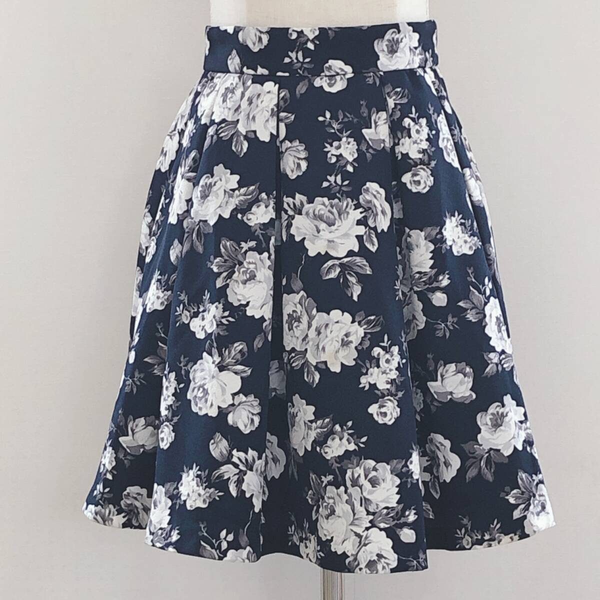YX1385 INGNIレディーススカート膝丈 薄手 ウエストゴム 裏地 ファスナー M ネイビー 紺 花柄 シンプル かわいい フェミニン おしゃれ 春夏拍卖