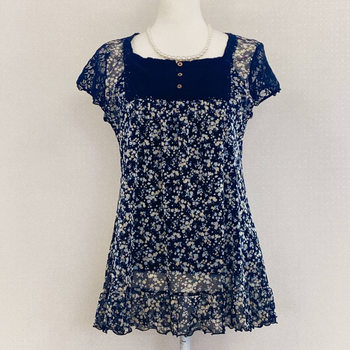 Y1701 ISLE レディース トップス チュニック 4つ穴ボタン チュール生地 薄手 袖レース M~L ブラック 花柄 涼しげ 大人かわいい おしゃれ 拍卖