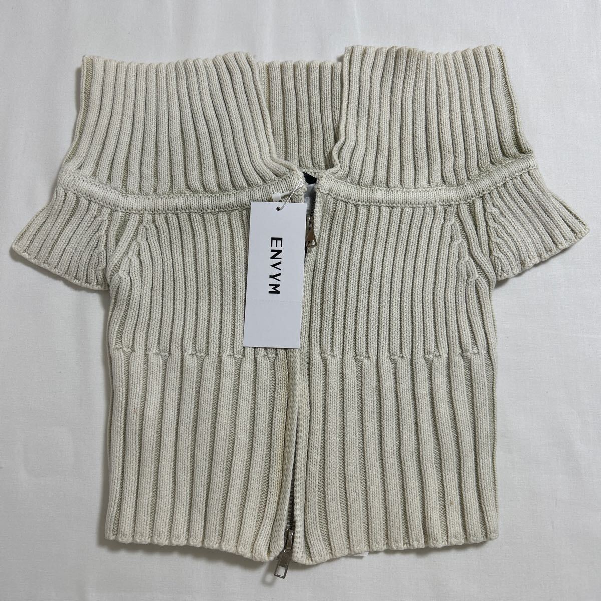 新品タグ付 ENVYM アンビー オフショルダージップアップショートニット コットン カーディガン拍卖