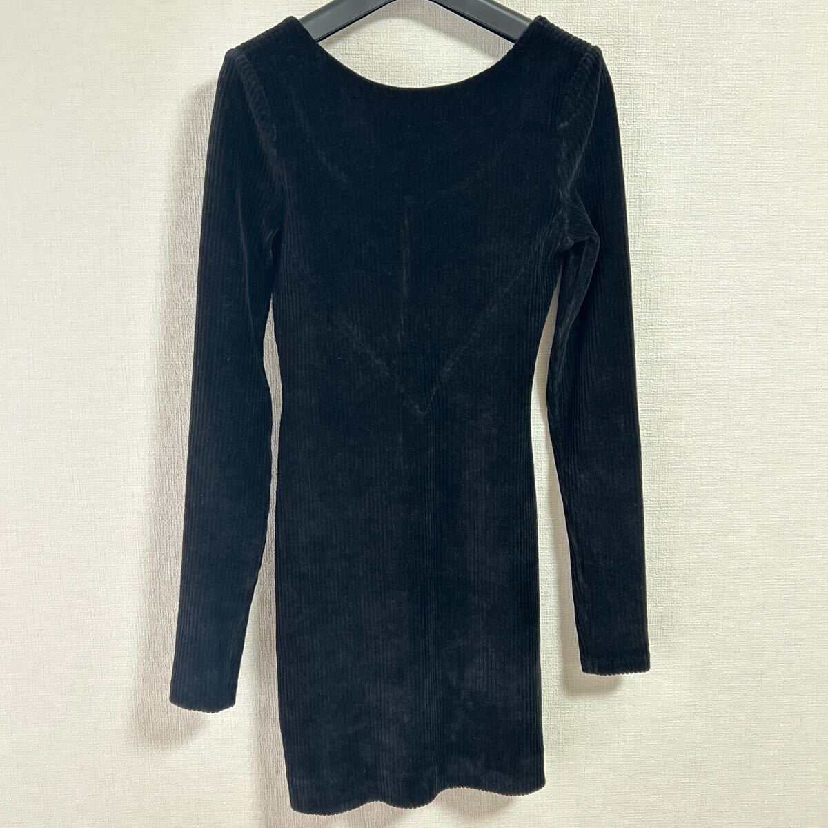 maje コーデュロイ 黒 スリムフィット ミニワンピース 背中開き マージュ オープンバックワンピース拍卖