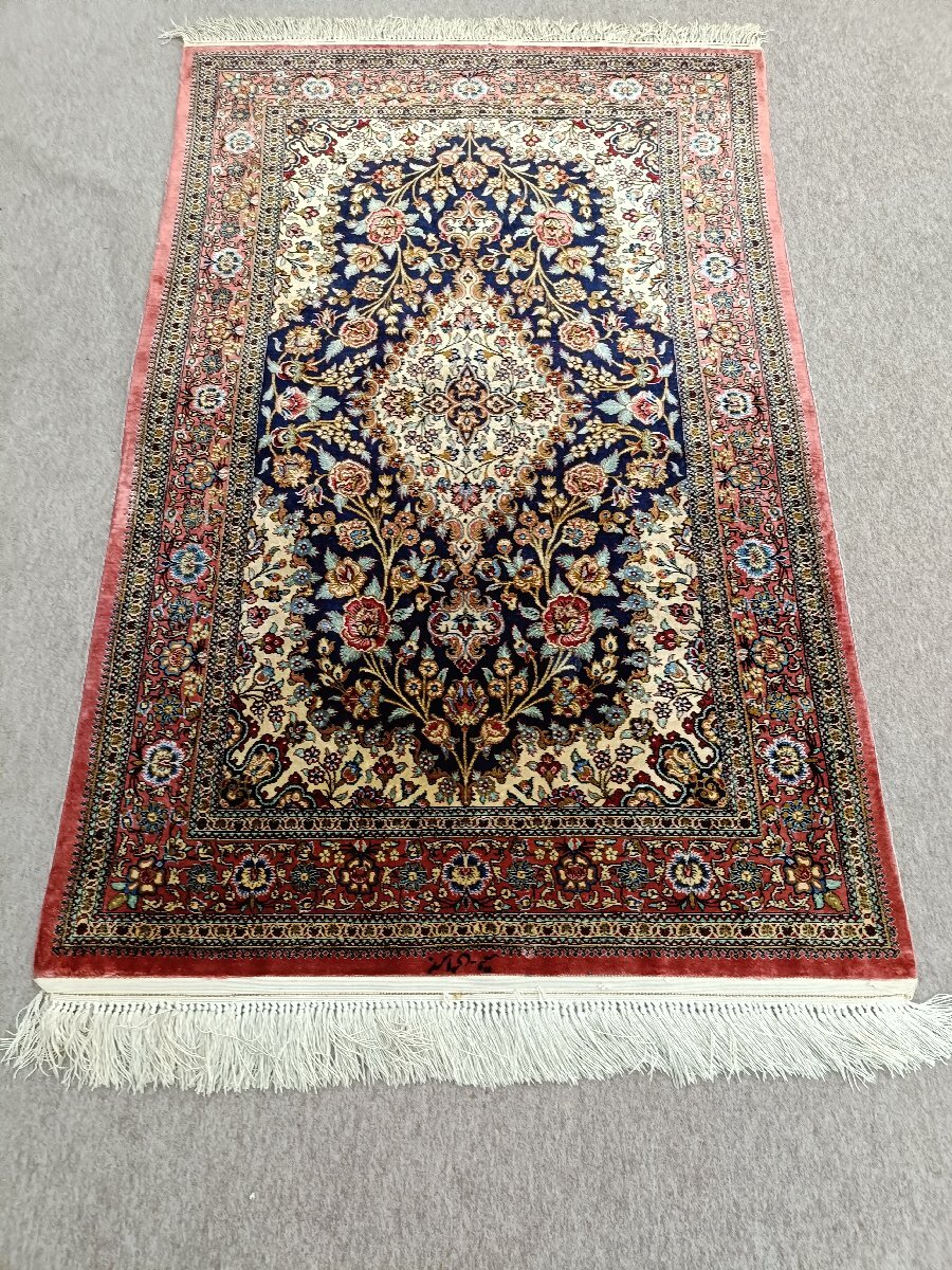 ■□ペルシャ絨毯 オールドクム シルク 約100万ノット 148×95センチ ベラミ(ベヘラミ)工房サイン入り アクセントラグ□■拍卖