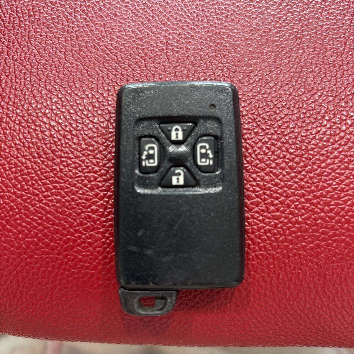 トヨタ ノア ヴォクシー 70系 スマートキー 4ボタン 両側スライドドア用 中古品!⑥拍卖