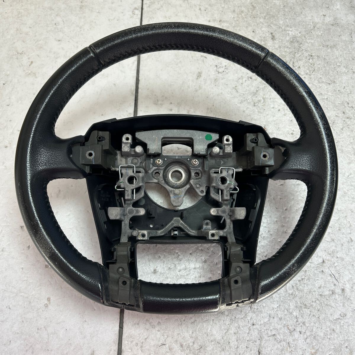 304 トヨタ ZVW 30 プリウス 後期 ステアリング ハンドル レザー J-2拍卖