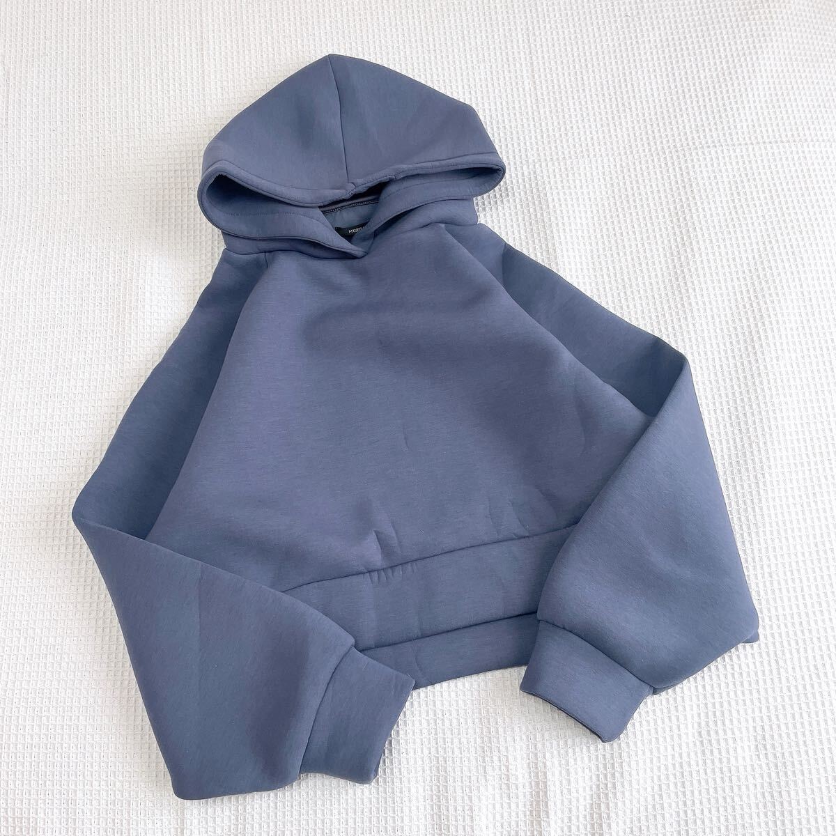 おしゃれ軽量トレーナー ムルーアmuruaボンディングショートパーカー長袖フーディ プルオーバーMサイズ青ブルー スウェット トップス拍卖