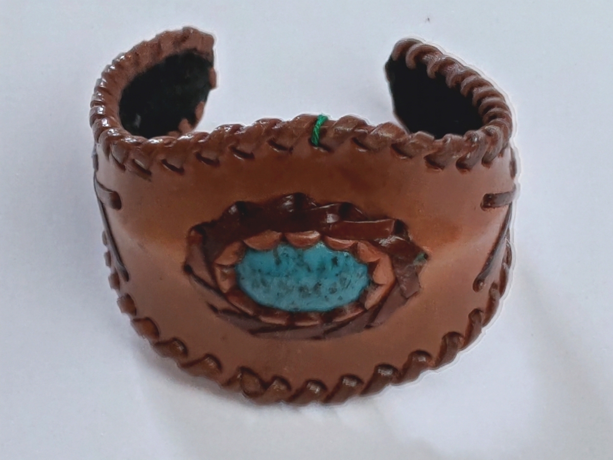 ♪新古品♪革バングル ターコイズ風中央飾り ★茶革×こげ茶かがり紐★/ブレスレット拍卖